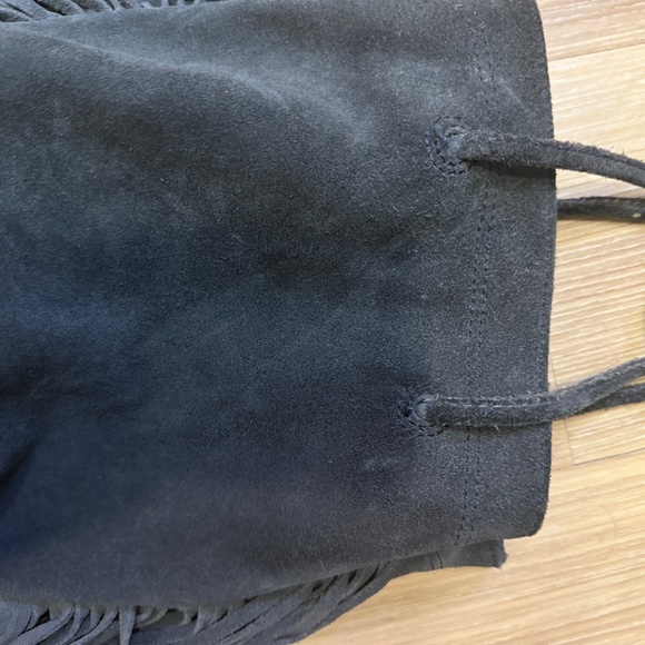 Fringed Suede Drawstring Shoulder Bag – Black - Picture 4 of 7